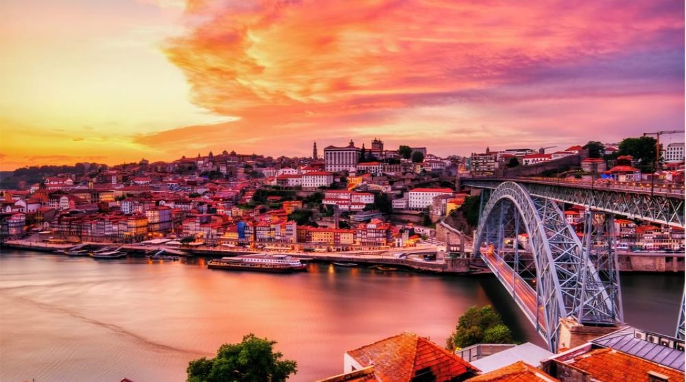 Skyline do Porto, Portugal, ao entardecer
