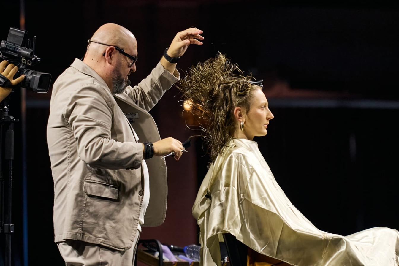 Leandro Nunes finalizando um corte ao vivo em cima do palco