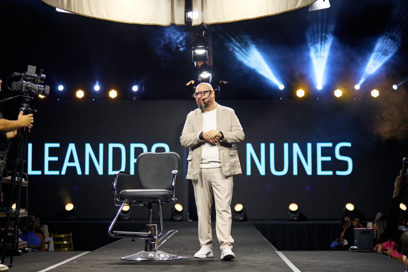 Leandro Nunes em evento no Brasil, apresentando a Engenharia do Corte em palco