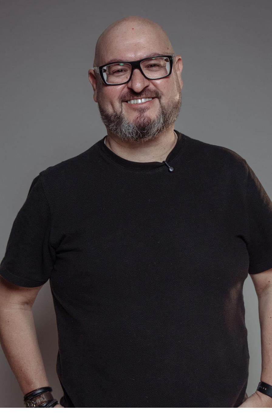 Leandro Nunes, cabeleireiro e educador, em retrato de estúdio